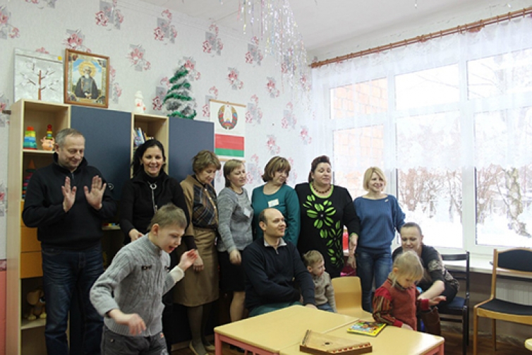 Описание: http://www.avtor-cr.by/image.php//media/poezdka-v-detdom/detskij-dom20-centr-razvitiy-avtor.jpg?width=&height=&image=/media/poezdka-v-detdom/detskij-dom20-centr-razvitiy-avtor.jpg